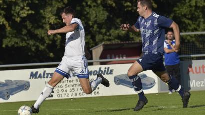 Bild: Hans Mark
Der FC Schmidgaden (rechts) lief in den letzten Spielen oft hinterher. Seit sechs Spielen ist die Mannschaft sieglos. Am Sonntag geht es nach Oberviechtach.