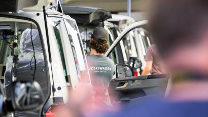 Bild: Julian Stratenschulte/dpa
VW will bei den anstehenden Tarifverhandlungen auch über Transfergesellschaften verhandeln. (Symbolbild)