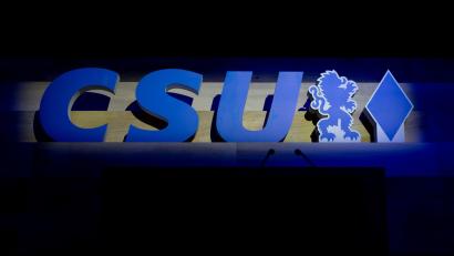 Bild: Sven Hoppe/dpa
Die CSU hatte mit einem Leitantrag im Voraus des Parteitags klare Kante gegen AfD und Linkspartei gezeigt. (Archivbild)