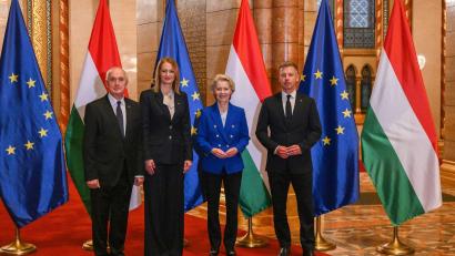 Bild: Tamas Purger/MTI via AP/dpa
Ungarns Ministerpräsident Peter Magyar feierte den 70. Gedenktag der Revolte von 1956 mit Gästen die EU-Kommissionspräsidentin Ursula von der Leyen.
