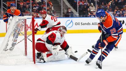 Bild: Codie McLachlan/The Canadian Press/AP/dpa
Leon Draisaitl (r.) steuerte fünf Scorerpunkte zum Oilers-Sieg bei.