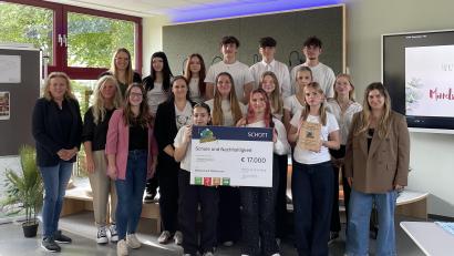 Bild: Schott AG
Die Mittelschule Waldsassen erhält 17.000 Euro von der Schott AG. Das Bild zeigt die Spendenübergabe mit den beteiligten Lehrkräften sowie Schülerinnen und Schülern. Zudem werden die Otto-Wels-Mittelschule in Mitterteich und die Realschule in Kemnath gefördert.