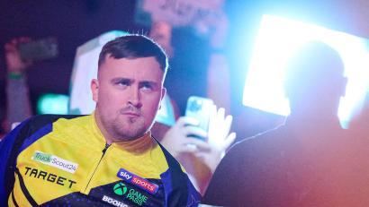 Bild: Bernd Thissen/dpa
Eine Runde weiter: Luke Littler