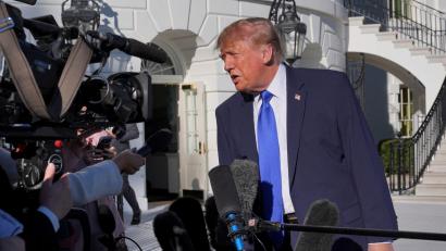 Bild: J. Scott Applewhite/AP/dpa
Trump behauptet, Musk habe die Starlink-Drosselung rückgängig gemacht.