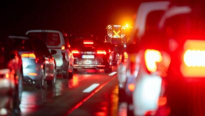 Symbolbild: Soeren Stache/dpa
Polizisten mussten einige Autofahrer wecken.