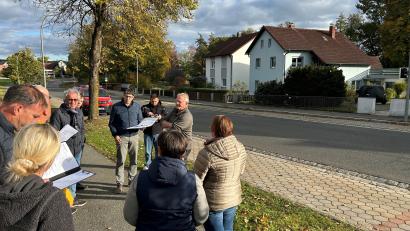 Bild: ck
Die Lärmbelästigung durch den Durchgangsverkehr sorgt bei den Anwohnern der Weidener Straße in Altenstadt bei Vohenstrauß immer wieder für Ärger. Der Verkehrsausschuss kann jedoch mit einem Tempolimit nicht dienen. Laut bayerischem Innenministerium sollten Hauptverkehrsstraßen primär dem zügigen Verkehrsfluss dienen.