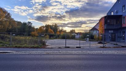 Bild: Jürgen Masching
Das seit vielen Jahren leerstehende Gelände in der Alten Amberger Straße soll 2027 zum Leben erweckt werden.