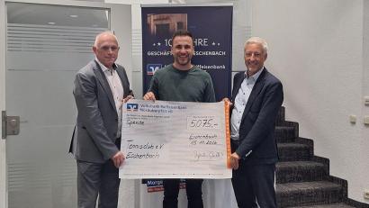 Bild: Dominic Reiter
Kassier Dominic Reiter (Mitte) vom TC Eschenbach freut sich über den Spendenscheck, den Richard Götz und Stefan Schedl (rechts) überreichten.