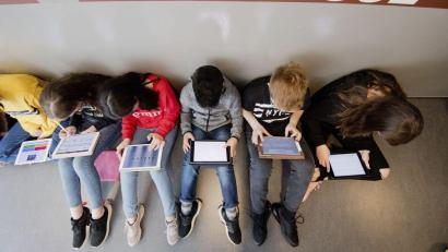 Bild: Julian Stratenschulte/dpa
Zwei Amberger Grundschulen würden gerne mit der elternfinanzierten 1:1-iPad-Grundausstattung weitermachen, auch wenn das Kultusministerium dies erst ab der achten Klasse befürwortet. Die Amberger Stadträte diskutierten das Thema im Hauptausschuss.