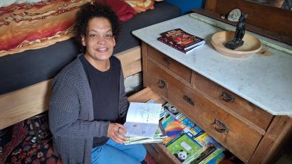 Bild: bl
Eine Schublade voller Hefte ist Nicole Bücherl vom Alltag mit ihrem verstorbenen Mann geblieben. Täglich haben beide auf diesen Seiten ihr Leben beleuchtet. Nach dem Tod des Partners hat sich die 45-Jährige vorgenommen, ein Buch zu schreiben. Herausgekommen ist ein Anti-Stress-Ratgeber für Frauen.