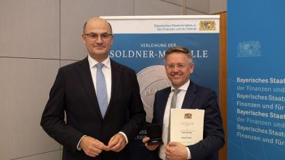 Bild: Christian Blaschka
Staatsminister Albert Füracker (links) zeichnet Tobias Reiß mit der Soldnermedaille aus.