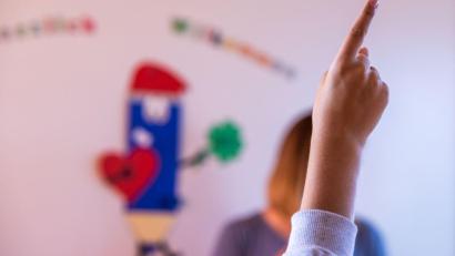Symbolbild: Jens Büttner/dpa
Ein Mangel an Plätzen im Förderzentrum darf nicht dazu führen, dass ein Kind mit dem Förderschwerpunkt geistige Entwicklung ohne adäquate Beschulung bleibt. Dies ist in der UN-Behindertenrechtskonvention und der bayerischen Gesetzgebung festgeschrieben.
