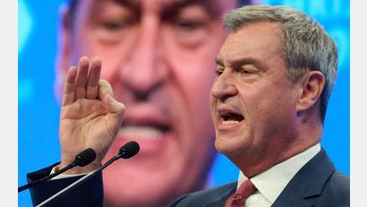 Bild: Peter Kneffel/dpa
Gegen die AfD müsse sich die CSU „in den demokratischen Nahkampf bewegen“, forderte Söder.