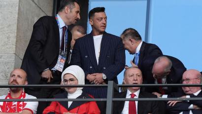 Bild: Marcus Brandt/dpa
Mesut Özil (hinten M) polarisiert mit seinen Aussagen. (Archivbild)