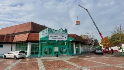 Bild: Gabi Schönberger
Das Freizeitzentrum Weiden muss energetisch ertüchtigt werden. Im Moment läuft noch die Dachsanierung der Thermenwelt. Möglichst bald wollen die Stadtwerke mit dem Einbau einer Wärmepumpe beginnen. Dafür soll es auch einen hohen Zuschuss vom Bund geben.