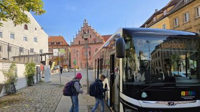 Bild: tgf
Künftig kann man ohne Umstieg in Auerbach mit dem Bus von Sulzbach-Rosenberg bis nach Pegnitz fahren: Der Zweckverband Nahverkehr vereint dafür die bisherigen Buslinien 450 und 457 zur neuen Hauptlinie 450.