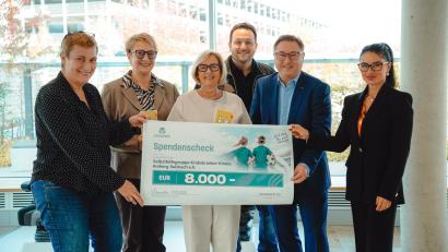 Bild: gri
Die Vorsitzenden der Selbsthilfegruppe, Petra Waldhauser (Dritte von links), freut sich über die Spende der Grammer AG.
