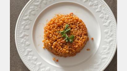 Bild: Aysel Özdemir
Bulgur Pilav erinnert an Nudeln mit einer leicht fruchtigen Tomatennote. Als Beilage passt er zu vielen Fleisch- und Gemüsegerichten.