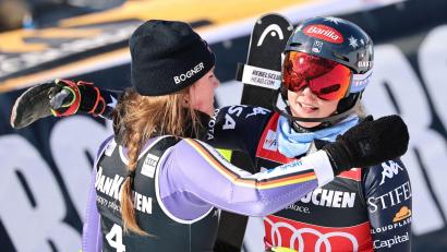 Bild: Marco Trovati/AP/dpa
Herausforderin und Dominatorin: Emma Aicher (l.) mit Mikaela Shiffrin. (Archivbild)