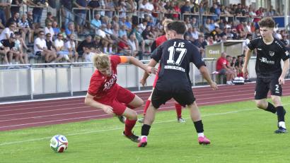 Bild: Hans Mark
Vor großer Kulisse gewann der TV Nabburg Ende Juli sein erstes Spiel in der Bezirksliga Nord im Sportpark beim 1. FC Schwarzenfeld. Damals hatte sich Finn Grünauer schwerer verletzt. Beim Rückspiel am Samstag ist er aber wieder nicht dabei. Mittlerweile ist das Kreuzband ganz durch.