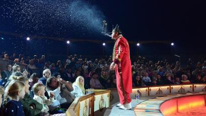 Bild: Helmut Kunz
Fumugalli sorgt für Lacher in den vorderen Reihen der Zuschauerränge beim Circus Krone.