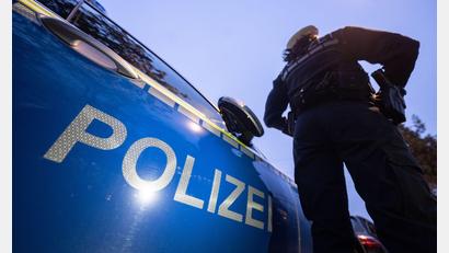 Bild: Marijan Murat/dpa
Bei einem Streit in einer Wohnung im Münchner Stadtteil Ramersdorf-Perlach soll ein 22-Jähriger einen Gleichaltrigen mit einer Machete verletzt haben. (Symbolbild)