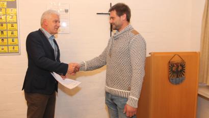 Bild: Josef Pilfusek
Bürgermeister Robert Lindner (links) begrüßt Frederic Schuller nach der Vereidigung im Marktgemeinderat.