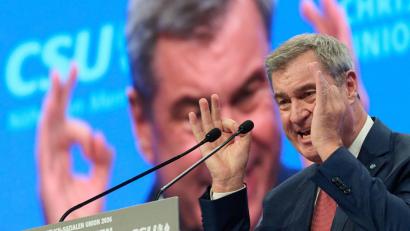 Bild: Peter Kneffel/dpa
Markus Söder hält auf dem CSU-Parteitag eine kämpferische Rede.