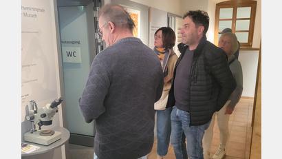 Bild: Christoph Ahlemeyer
Teilnehmer des Escape-Spiels im Doktor-Eisenbarth-Museum lösen Rätsel, um eine Goldkette zu finden.