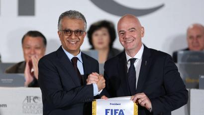 Bild: ---/Xinhua/dpa
Gianni Infantino (r) mit Salman bin Ibrahim al-Chalifa, Chef des asiatischen Fußballverbands. (Archivbild)