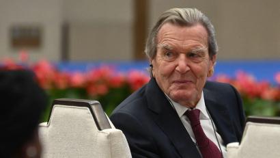 Bild: Johannes Neudecker/dpa
Alt-Bundeskanzler Schröder saß bei der Veranstaltung in der ersten Reihe.