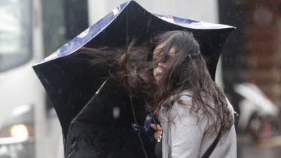 Bild: Chiang Ying-ying/AP/dpa
Eine Frau kämpft gegen die vom Taifun Champi verursachten Windböen in Taipeh.