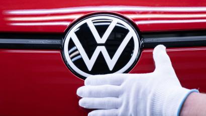 Bild: Sebastian Kahnert/dpa
Die IG Metall droht der VW-Führung mit Arbeitskampf. (Archivbild)