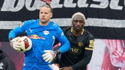 Bild: Hendrik Schmidt/dpa
Zwei der auffälligsten Aklteure der ersten Halbzeit: Torwart Orjan Nyland (RB Leipzig, l) und David Mokwa (SV 07 Elversberg).