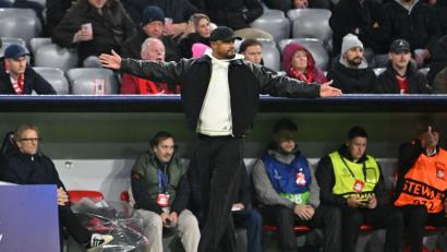 Bild: Peter Kneffel/dpa
Gegen Arsenal stand Vincent Kompany nach „einem saftigen Virus“ schon wieder am Spielfeldrand. Zu Früh? (Archivbild)