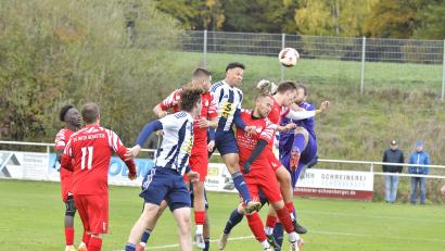 Bild: Hubert Ziegler
Das war der Treffer zum 2:1 für den SV Raigering durch Christian Dowridge nach einer Ecke. Der Aufsteiger aus Raigering gewann das wilde Derby am Ende mit 3:2 gegen Inter Bergsteig.