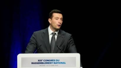 Bild: Teresa Suarez/AP/dpa
Jordan Bardella bleibt Parteichef der Rechtsnationalen in Frankreich.