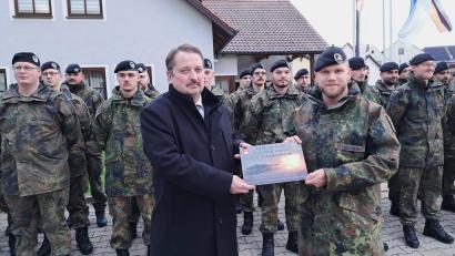 Bild: Rudolf Hirsch
Kompaniechef Hauptmann Torben Patschkowsky (rechts) überreichte Bürgermeister Reinhard Schwarz eine Erinnerungsplakette zum 40-jährigen Bestehen der Patenschaft. Dazu war die 4. Kompanie des Panzerbataillons 104 zum Appell am Gemeindehaus in Trausnitz angetreten.