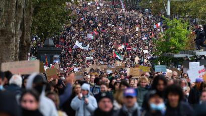 Bild: Marcus Golejewski/dpa
Die Proteste in Paris begannen friedlich.