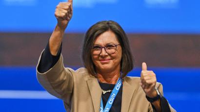 Bild: Peter Kneffel/dpa
Gerührt und froh reagierte Ilse Aigner auf dem Parteitag auf den großen Rückhalt. Die 61-Jährige wird derzeit als Kandidatin der Union für das Amt des Bundespräsidenten gehandelt.