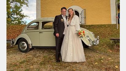 Bild: Helga Meisel
Selina Meisel und Sebastian Winter heirateten in der Magdalenenkirche in Ranna. Mit dem 60 Jahre alten VW-Käfer ging es zur weltlichen Feier.