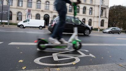 Symbolbild: Jörg Carstensen/dpa
Ein 46-jähriger E-Scooterfahrer ist in Marktredwitz alkoholisiert kontrolliert worden.