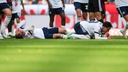 Bild: Marius Becker/dpa
Robin Gosens und Soufiane El-Faouzi müssen nach einem Kopfzusammenstoß behandelt werden.
