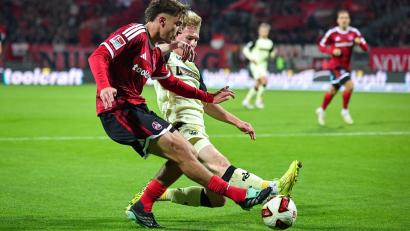 Bild: Daniel Karmann/dpa
Nürnbergs Fernandez (vorne) im Zweikampf mit Kaiserslautern-Profi Haas.