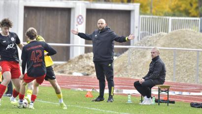 Bild: Hubert Ziegler
Dirigent an der Linie: Erkan Kara, Trainer des FC Amberg, zeigte sich nach der Niederlage gegen Sturm Hauzenberg nicht unzufrieden mit der Leistung seiner Mannschaft. Kritik übt er allerdings am Schiedsrichter.