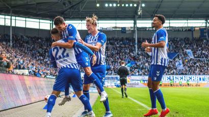 Bild: Julius Frick/dpa
Magdeburg bejubelt seinen höchsten Saisonsieg.