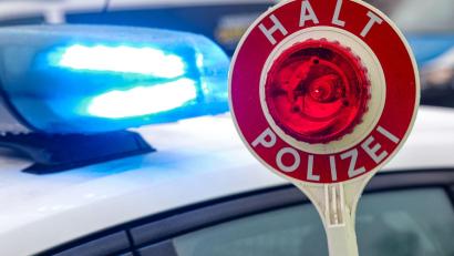 Bild: Jan Woitas/dpa
Die Polizeikontrolle eskalierte und der Mann griff die Beamten an. (Symbolbild)