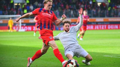 Bild: Jan-Philipp Strobel/dpa
Liefern sich ein umkämpftes Duell: Heidenheims Mikkel Kaufmann und Energie-Profi Tim Campulka.