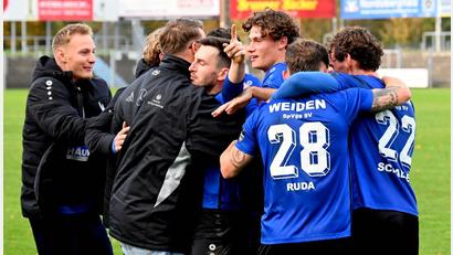 Bild: Werner Franken
Party ohne Ende: Die Weidener Spieler feiern Patryk Bytomski (Mitte) nach dessen Siegtreffer in der vierten Minute der Nachspielzeit.