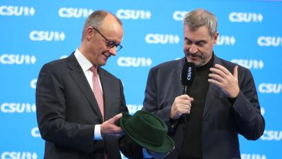 Bild: Karl-Josef Hildenbrand/dpa
Beim CSU-Parteitag vor einem Jahr war die Stimmung in der Union noch deutlich besser - inzwischen hadern auch in der CSU viele mit der Regierungsarbeit von Kanzler Friedrich Merz (CDU). (Archivbild)